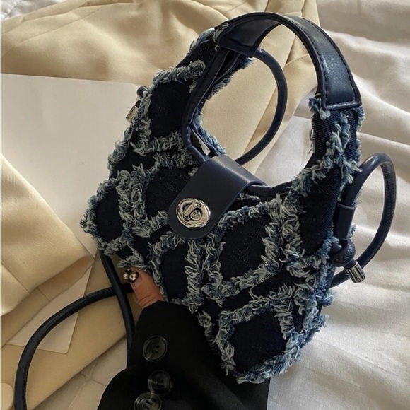 Casual mini raw trim twist locked hobo bag - Picture 4 of 4